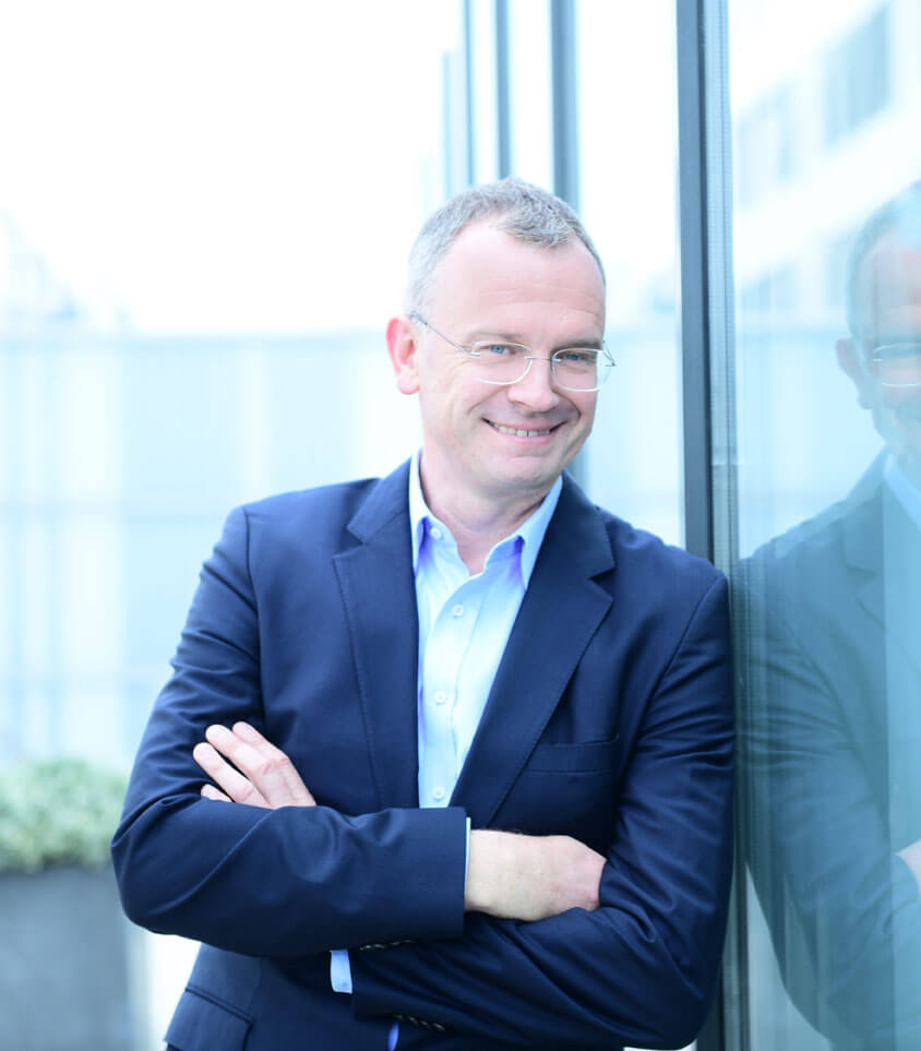 Geschäftsführer Stromberg Finanz Consulting Martin Stromberg lehnt an einer Wand